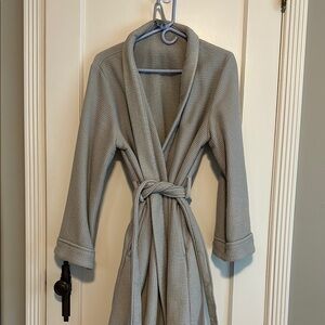 Hotel Collection Light Grey Waffle Weave Textured Bath Robe Size S/M EUC